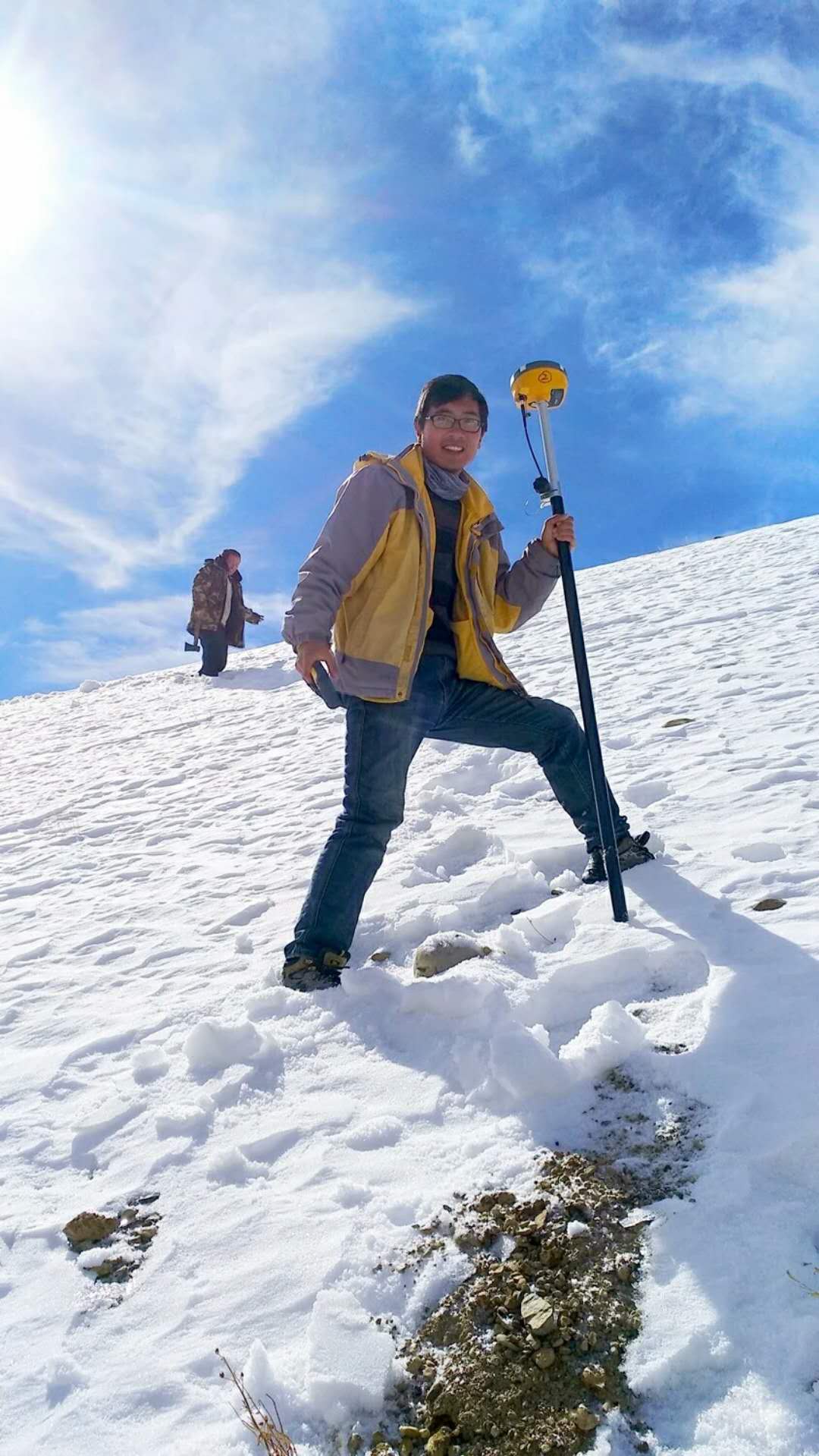 2018040805326814 - At the foot of the Himalayas, a group of surveyors are the faithful guards of the home of snow